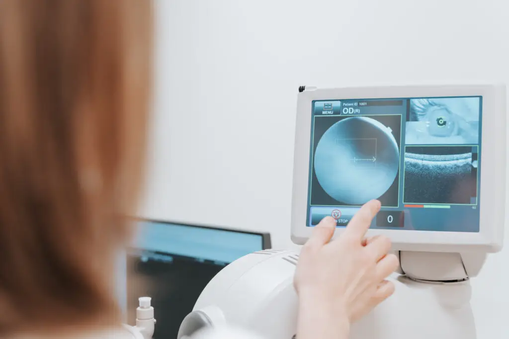 Fachärztliche Augenuntersuchung bei Augenarzt Bad Goisern mit OÄ Dr. Caroline Stieböck, mit modernster Augenbildtechnik.