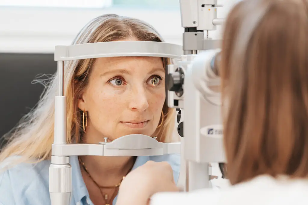 OÄ Dr. Caroline Stieböck, Augenarzt Bad Goisern, führt bei einer Patientin eine genaue Augenuntersuchung mit der Spaltlampe durch.